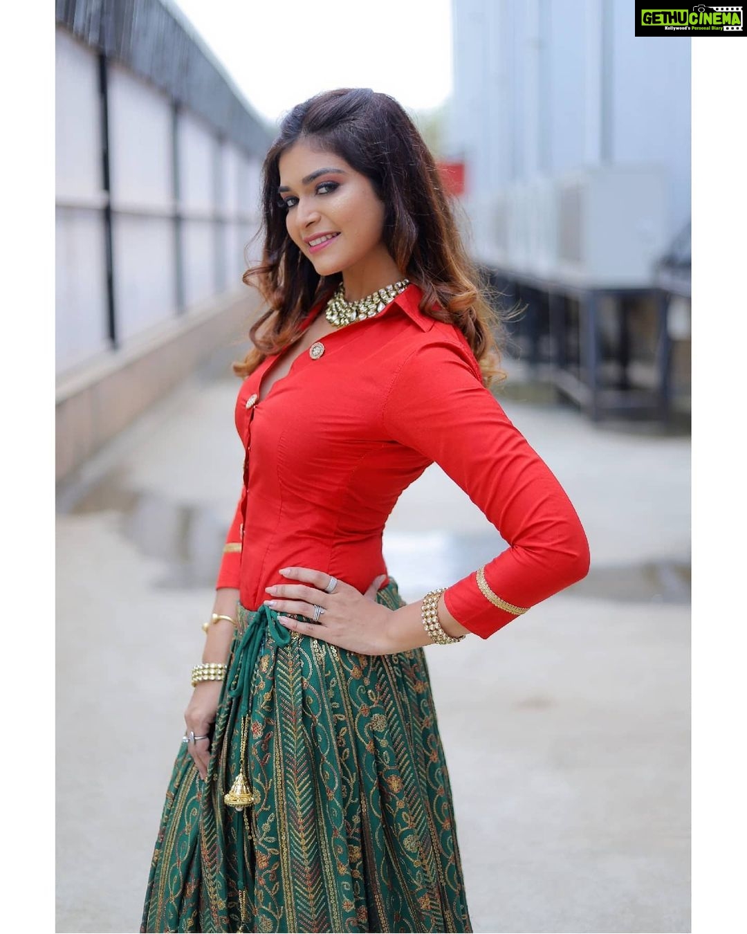 Dharsha Gupta Instagram - ❤💚What comes easy won’t last, what lasts won’t come easy💚❤ Costume- @the_udai_vandi Styled- @dorothyjai Jewelry- @chennai_jazz M&H- @malki_natasha Pic- @poovarasanphotography @cookuwithcomali__ @vijaytelevision