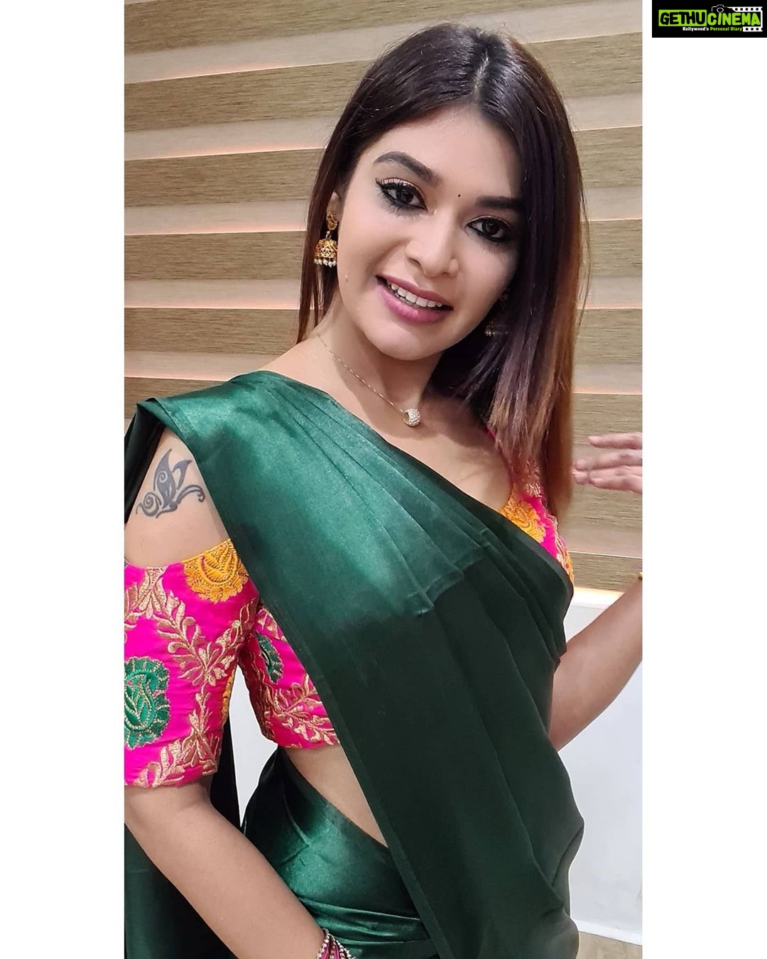 Dharsha Gupta Instagram - 💚💗Falling down is an accident, standing up is our confident💗💚 Blouse- @vbsarees_devi
