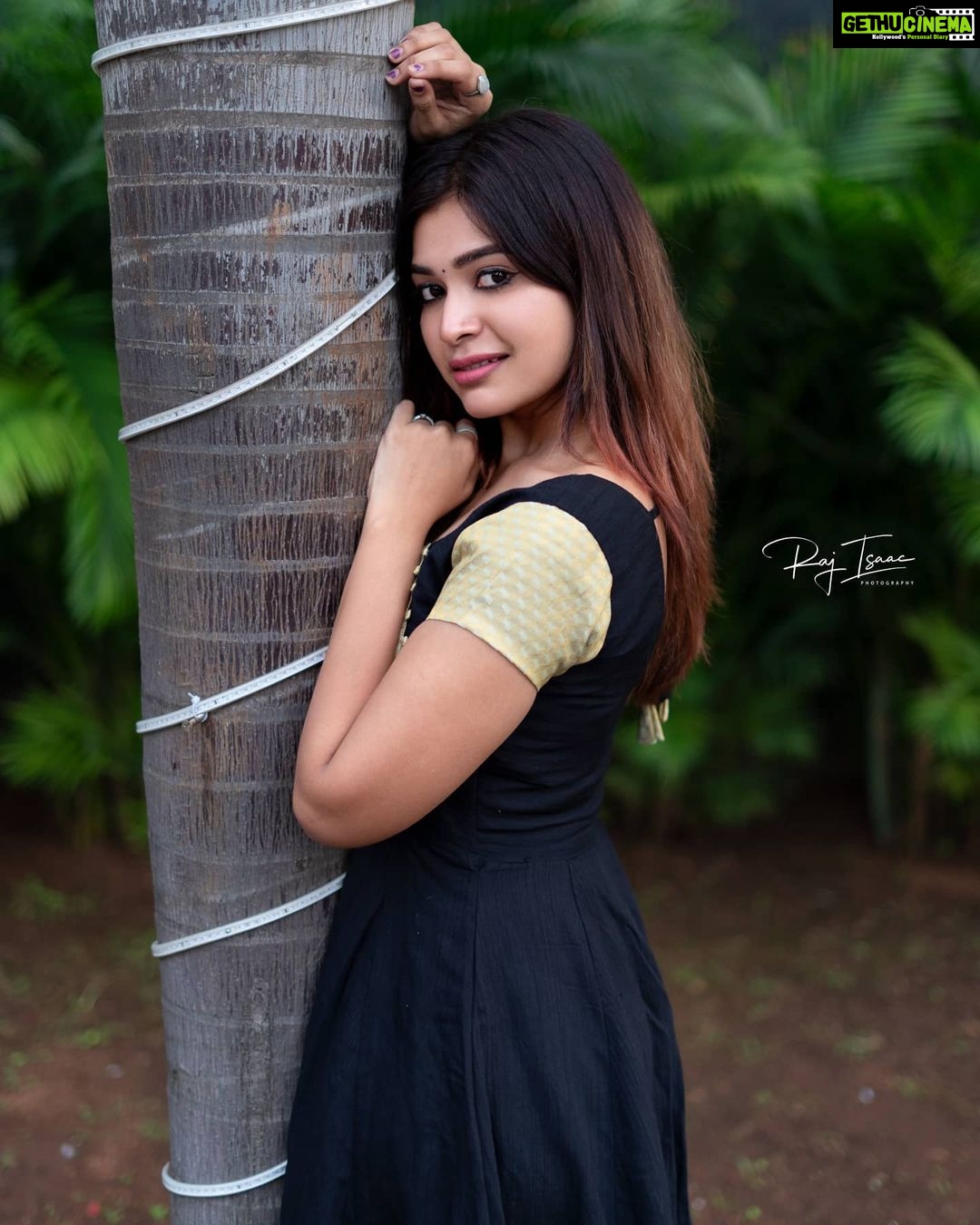 Dharsha Gupta Instagram - 🖤It is during our darkest moments that we must focus to see the light🖤 Pic- @raj_isaac_photography Dress- @_happy_storee_