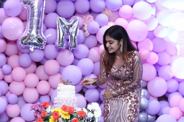 Dharsha Gupta Instagram - 💗💜Thanku for all ur love, care & support. For a change, instead of celebrating this with my family/friends, I got so reach because of my chella kuttiessss, so planned & celebrated with all my fan page admins(chelmz) & my chella kutties. And thanku so much for coming here & making this day spl. Love u all💜💗 💗💜Ummmmmmmmmmmmmmmmmaaaahhhhh 💗💜 Pro- @rajkumar_pro Pic- @sureshsuguphotography Cake- @zionhomebakes