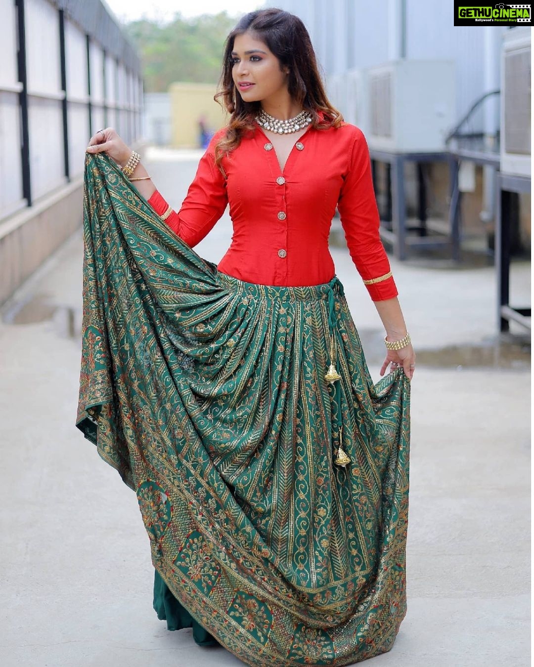 Dharsha Gupta Instagram - ❤💚What comes easy won’t last, what lasts won’t come easy💚❤ Costume- @the_udai_vandi Styled- @dorothyjai Jewelry- @chennai_jazz M&H- @malki_natasha Pic- @poovarasanphotography @cookuwithcomali__ @vijaytelevision