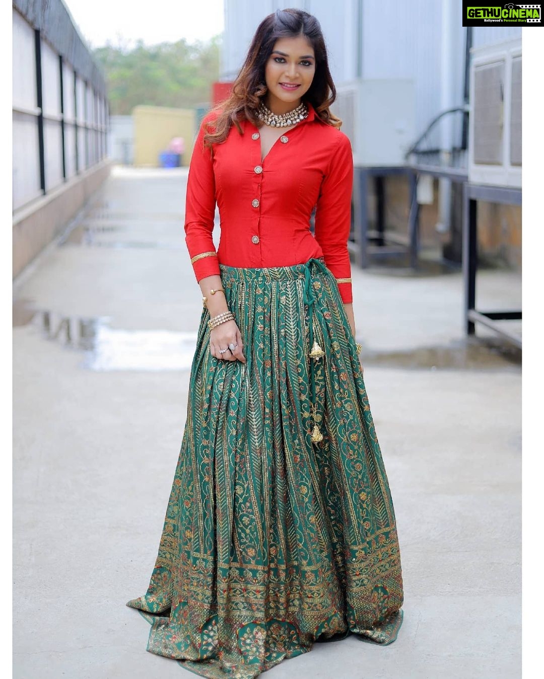 Dharsha Gupta Instagram - ❤💚What comes easy won’t last, what lasts won’t come easy💚❤ Costume- @the_udai_vandi Styled- @dorothyjai Jewelry- @chennai_jazz M&H- @malki_natasha Pic- @poovarasanphotography @cookuwithcomali__ @vijaytelevision