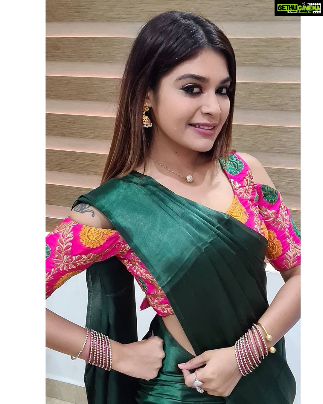 Dharsha Gupta Instagram - 💚💗Falling down is an accident, standing up is our confident💗💚 Blouse- @vbsarees_devi