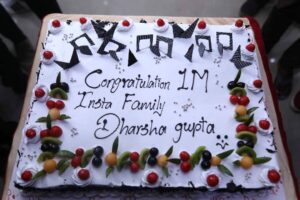 Dharsha Gupta Instagram - 💗💜Thanku for all ur love, care & support. For a change, instead of celebrating this with my family/friends, I got so reach because of my chella kuttiessss, so planned & celebrated with all my fan page admins(chelmz) & my chella kutties. And thanku so much for coming here & making this day spl. 
Love u all💜💗
💗💜Ummmmmmmmmmmmmmmmmaaaahhhhh 💗💜
Pro- @rajkumar_pro
Pic- @sureshsuguphotography
Cake- @zionhomebakes