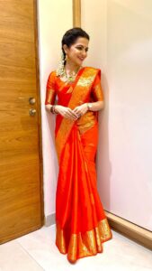 Dhivyadharshini Instagram - Manipuru mangaiyai nindren, 
ungal anbinal,ungalukaga ❤️ 
Shout out to this beautiful silk saree from @zob.ha 😍 this one is for u 👏 

Make up @makeupibrahim 
Hair @saravananhairstylist 
Draping @saraswathisathyam maa 

#ddreels #ddneelakandan #dd #dhivyadharshini #silksaree #fashion #vikramaudiolaunch #vijaytelevision #kanchipuramsilk