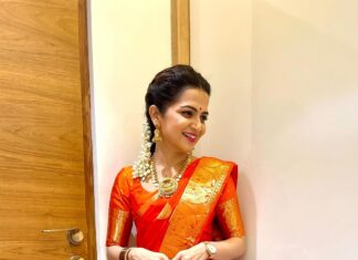 Dhivyadharshini Instagram - Manipuru mangaiyai nindren, ungal anbinal,ungalukaga ❤️ Shout out to this beautiful silk saree from @zob.ha 😍 this one is for u 👏 Make up @makeupibrahim Hair @saravananhairstylist Draping @saraswathisathyam maa #ddreels #ddneelakandan #dd #dhivyadharshini #silksaree #fashion #vikramaudiolaunch #vijaytelevision #kanchipuramsilk