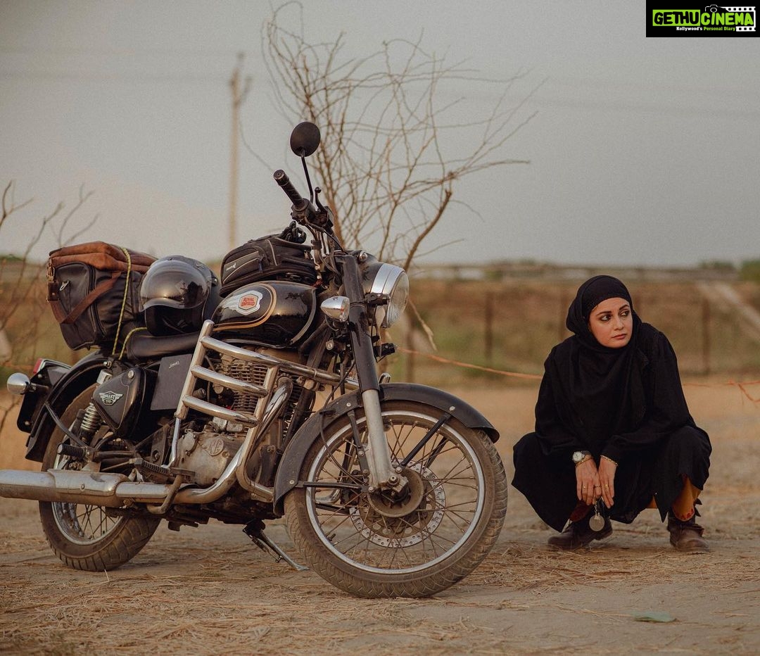 Dia Mirza Instagram - “Safar mein dhoop toh hogi, jo chal sako toh chalo.. sabhi hai bheed mein tum bhi , nikal sako toh chalo “ - Nida Fazli #DhakDhakJourney #BTS #TravelWithDee Photo by @khamkhaphotoartist @fatimasanashaikh @sanjanasanghi96 #RatnaPathakShah #OutsidersFilms @taapsee @pranjalnk @dudeja_sahaab @parijat_joshi @viacom18studios @dhakdhakjourney Noida Extension, Greater Noida West