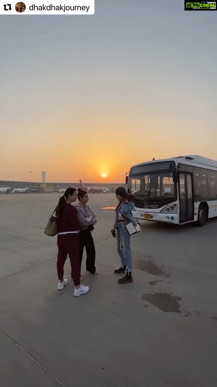 Dia Mirza Instagram - #Repost @dhakdhakjourney with @make_repost ・・・ विमान उड़ान भर रहा है, अपनी सीटबेल्ट कस लें ! . . @diamirzaofficial @fatimasanashaikh @sanjanasanghi96 @pranjalnk @viacom18studios #RatnaPathak #dhakdhakjourney #behindthescenes #travel Manali, Himachal Pradesh