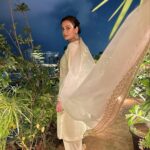 Dia Mirza Instagram - Eid Mubarak 🌙❤️✨ Thank you @nafisarachelwilliam for this handcrafted beauty. Styled by @theiatekchandaney MUH @shraddhamishra8 Photos by @shraddhamishra8 and @vaibhav.rekhi 🙃 Mojris by @fizzygoblet India