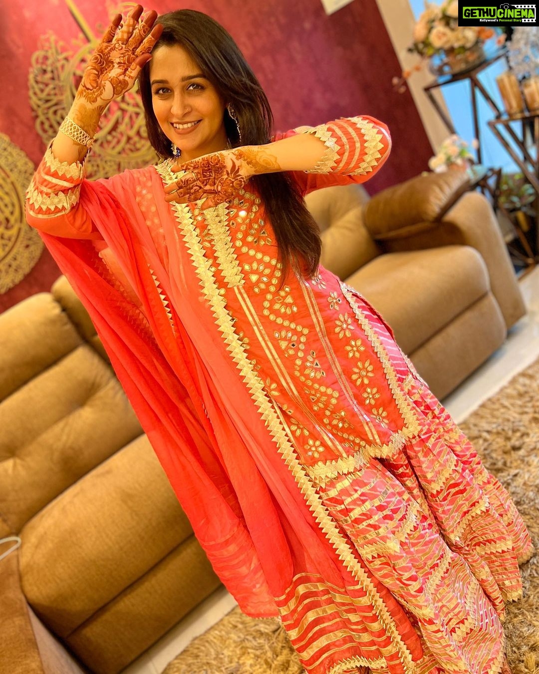 Dipika Kakar Instagram - Eid Mubarak aap sabko ❤️🤗 #khushrahiyepyaarbaatiye . . . outfit by @gopivaiddesigns styled by @stylebytaashvi