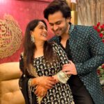 Dipika Kakar Instagram – Mr & Mrs Ibrahim ❤️
.
Evening look me humaari kuch pics… Iske bina Eid adhuri rehti hai meri…