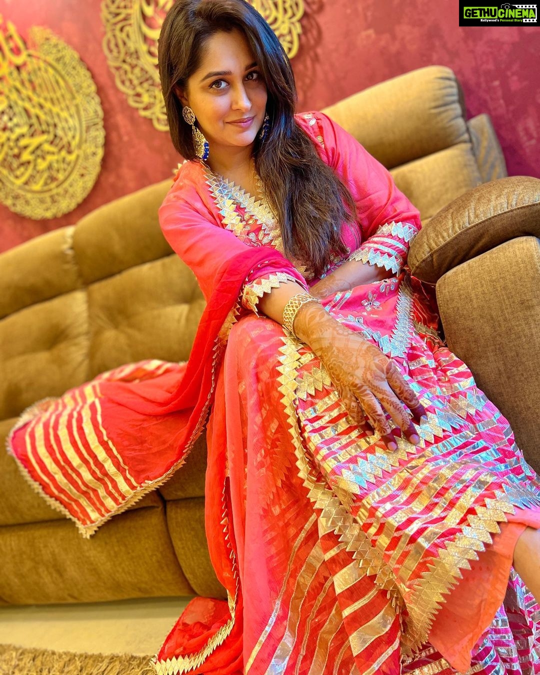 Dipika Kakar Instagram - Eid Mubarak aap sabko ❤️🤗 #khushrahiyepyaarbaatiye . . . outfit by @gopivaiddesigns styled by @stylebytaashvi