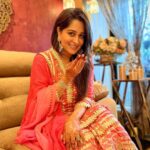 Dipika Kakar Instagram – Eid Mubarak aap sabko ❤️🤗
#khushrahiyepyaarbaatiye 
.
.
.
outfit by @gopivaiddesigns 
styled by @stylebytaashvi