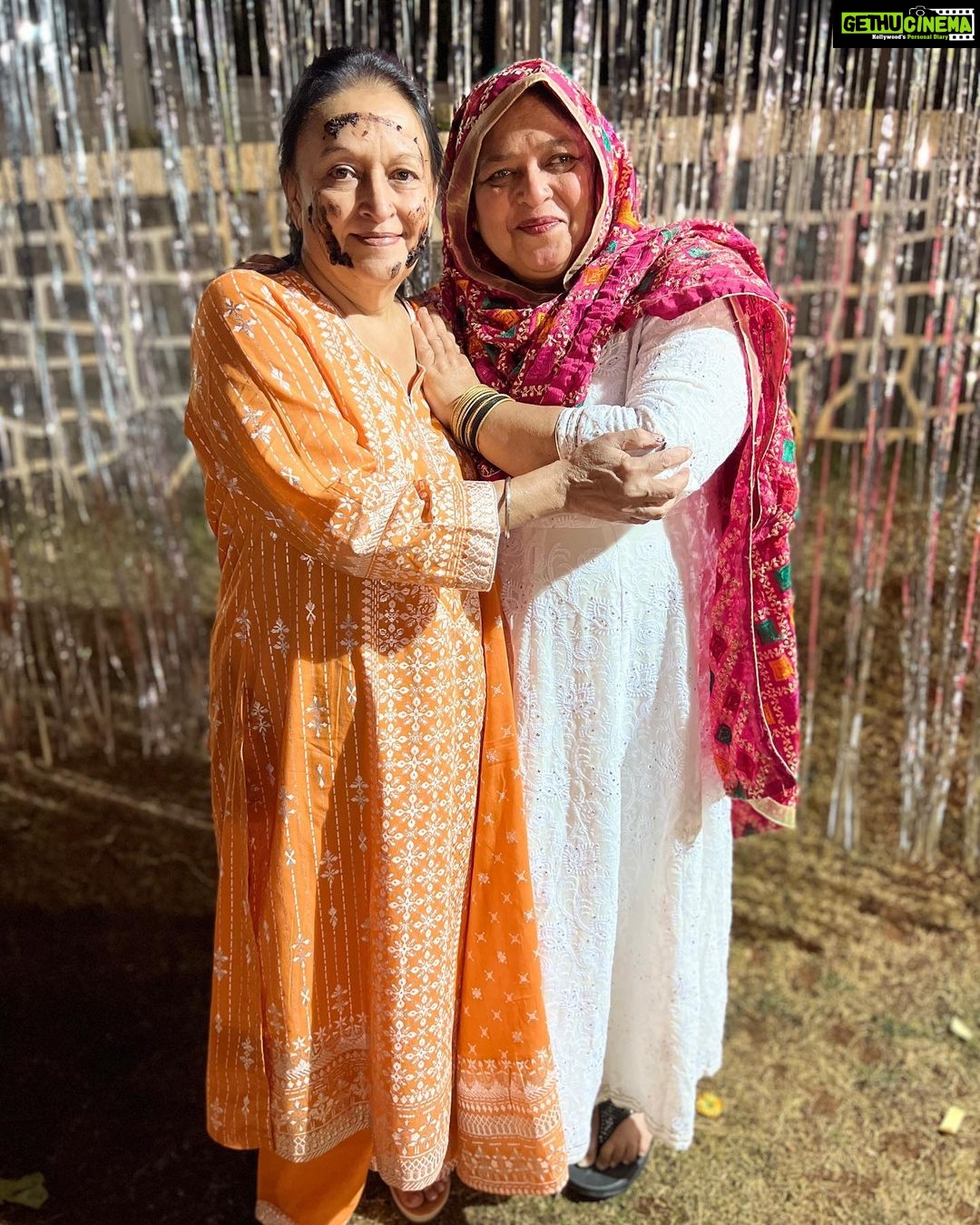 Dipika Kakar Instagram - Thank u aap dono ko for making my world a happy & blessed place!! Its because of your selfless Love & support that I am what I am today!! Mummaaaa & Ammiii I love you both a lot…. Wish u both a very Happy Mothers Day ❤️ …
