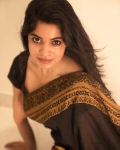 Divya Bharathi Instagram - A saree silently empowers you✨

Shot by @dwarakeshhhh
Saree @devraagh