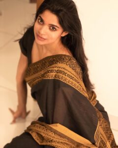 Divya Bharathi Instagram - A saree silently empowers you✨

Shot by @dwarakeshhhh
Saree @devraagh