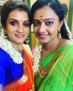 Divya Padmini Instagram - When two poles meet😊 

@d_divyavishwanath 
@zeetamizh @zee5tamil @zeetv 

#kannathilmuthamittal #zeeserial #friendship