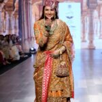 Divyanka Tripathi Instagram - Loved these images from @timesfashionweek 😊♥️ #Repost・・・ ‘Indigenous Handloom Textiles of MP’, a collection endorsed by the Government of Madhya Pradesh and presented by @designer_mumtazofficial on the graceful @divyankatripathidahiya features pieces that showcase the detailed weaves and zardozi work of Bhopal. The collection will have an array of diverse pieces made with fabrics ranging from rich Modhal silk to luxurious Madhru and crepe. Come celebrate the beauty of the Bagh print and the culture of #MadhyaPradesh at #BTFW. #BombayTimesFashionWeek #TimesFashionWeek #MPTextiles #MumtazKhan #BTFW22 #Designer #Sponsor #Couture #Glamour #Glam #Trending #Style #FashionWeek #FashionShow #FashionStyling #Fashion #FestivalofFashion