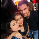 Divyanka Tripathi Instagram – 75th Birthday of @veenaasikcand was a reminder of how a life should be lead to reach a beautiful juncture as this, having your loved ones close to you celebrating for you.

All smiles and hearts posting this.😊😍♥️🧡
#BirthdayParty #LovedOnes