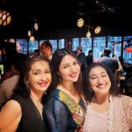 Divyanka Tripathi Instagram - 75th Birthday of @veenaasikcand was a reminder of how a life should be lead to reach a beautiful juncture as this, having your loved ones close to you celebrating for you. All smiles and hearts posting this.😊😍♥️🧡 #BirthdayParty #LovedOnes