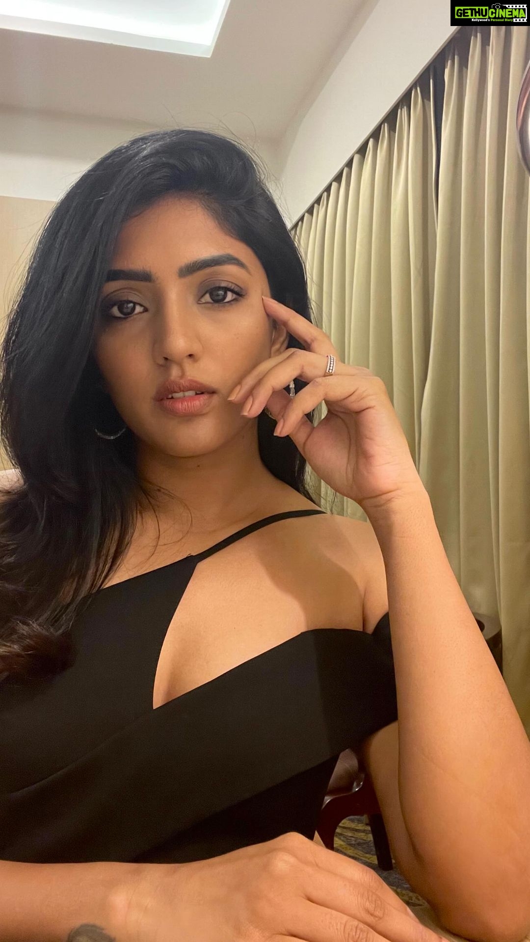 Eesha Rebba Instagram - Cheers to a beautiful night! It was a happy happy birthday for me🥰 Grateful for all your love! Thank you so much for your wishes♥️ Sending loads of love to all of you ✨
