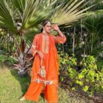 Erica Fernandes Instagram - Getting ready for Eid Outfit : @lahario_ Jewellery : @ishhaara Juttis : @kala.india Potli : @handbagsbybhavnakumar #eidcollection #indianwear
