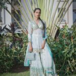 Erica Fernandes Instagram - Photo dump of my Eid look😁💕 Outfit by @gopivaiddesigns Jewellery @shillpapuriidesignerjewellery Bag @eena.official Hair @hair_by_rahulsharma Coordinated by @shrushti_216 📸 @akshay_navlakhe