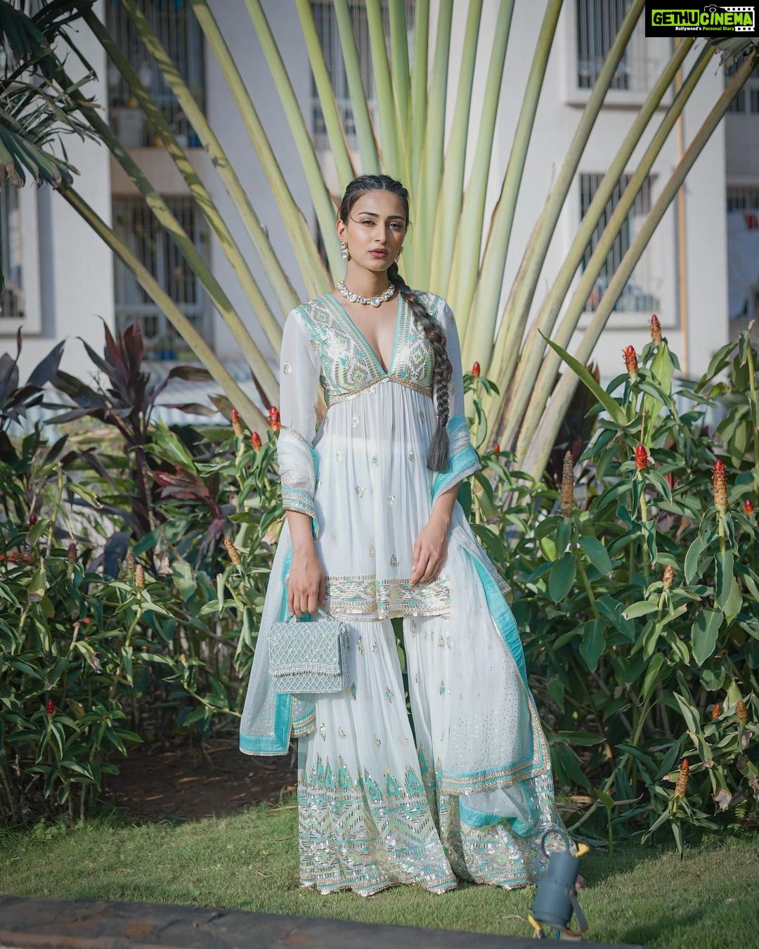 Erica Fernandes Instagram - Photo dump of my Eid look😁💕 Outfit by @gopivaiddesigns Jewellery @shillpapuriidesignerjewellery Bag @eena.official Hair @hair_by_rahulsharma Coordinated by @shrushti_216 📸 @akshay_navlakhe