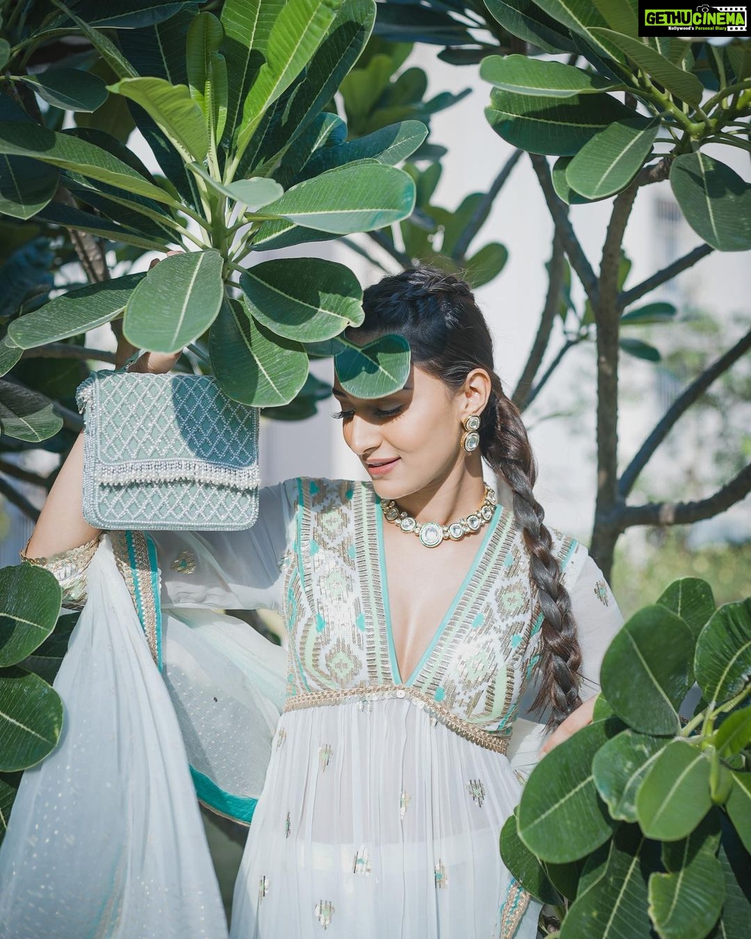 Erica Fernandes Instagram - Photo dump of my Eid look😁💕 Outfit by @gopivaiddesigns Jewellery @shillpapuriidesignerjewellery Bag @eena.official Hair @hair_by_rahulsharma Coordinated by @shrushti_216 📸 @akshay_navlakhe