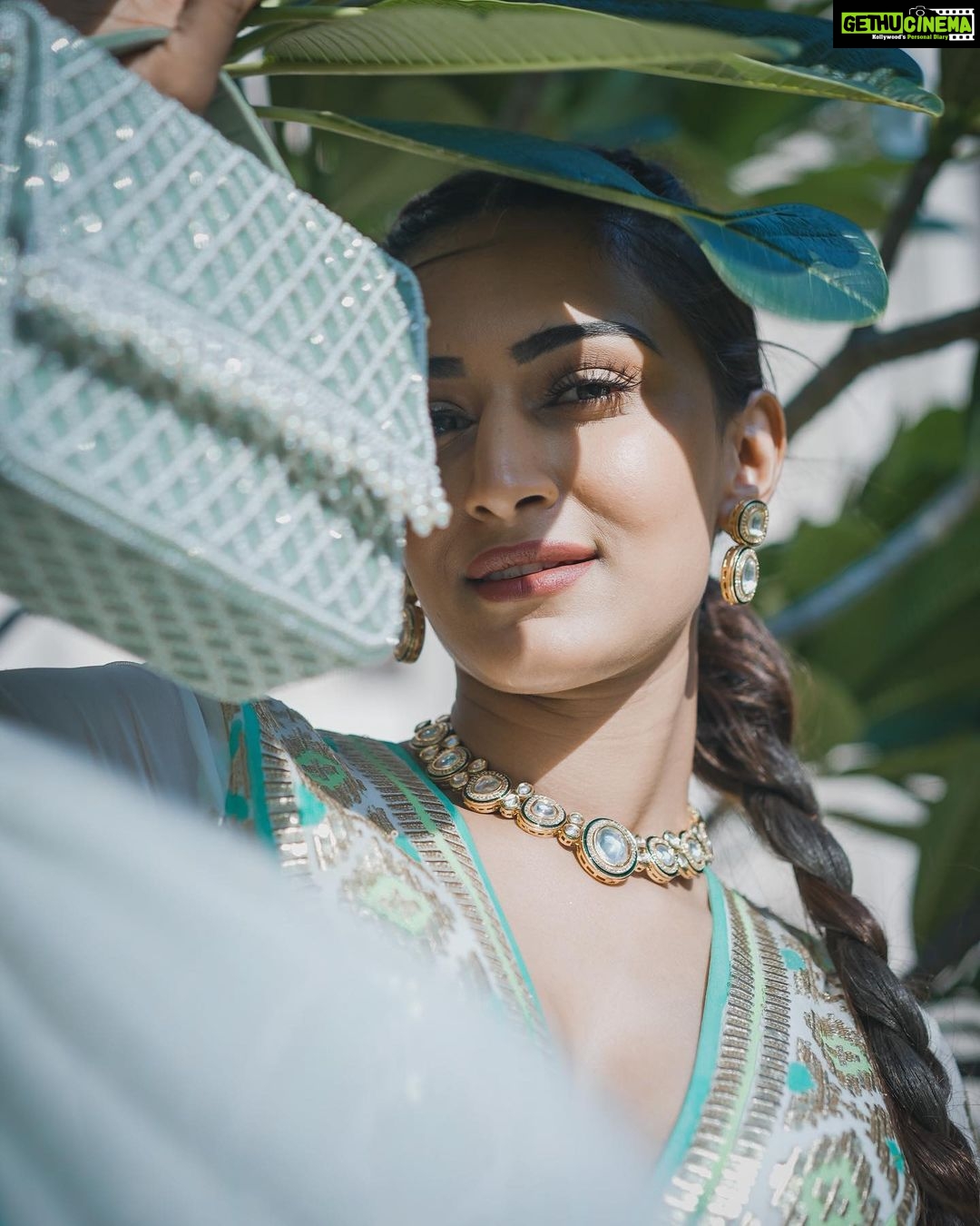 Erica Fernandes Instagram - Photo dump of my Eid look😁💕 Outfit by @gopivaiddesigns Jewellery @shillpapuriidesignerjewellery Bag @eena.official Hair @hair_by_rahulsharma Coordinated by @shrushti_216 📸 @akshay_navlakhe
