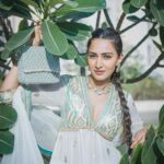 Erica Fernandes Instagram - Photo dump of my Eid look😁💕 Outfit by @gopivaiddesigns Jewellery @shillpapuriidesignerjewellery Bag @eena.official Hair @hair_by_rahulsharma Coordinated by @shrushti_216 📸 @akshay_navlakhe