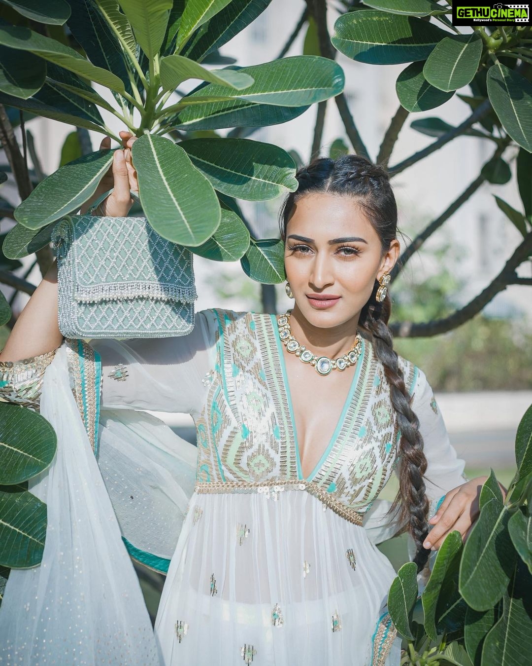 Erica Fernandes Instagram - Photo dump of my Eid look😁💕 Outfit by @gopivaiddesigns Jewellery @shillpapuriidesignerjewellery Bag @eena.official Hair @hair_by_rahulsharma Coordinated by @shrushti_216 📸 @akshay_navlakhe