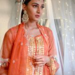 Erica Fernandes Instagram – Getting ready for Eid 

Outfit : @lahario_ 
Jewellery : @ishhaara
Juttis : @kala.india
Potli : @handbagsbybhavnakumar

#eidcollection #indianwear