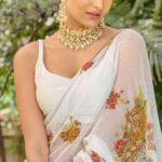 Erica Fernandes Instagram - Life is short let my Pallu be long Saree by by @khes.textiles Blouse by @suta_bombay Jewellery by @mortantra Bag by @themyrastore Footwear by @fleurfusion Co -ordinated by @shrushti_216