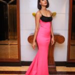 Erica Fernandes Instagram – Lady in pink!

Outfit by @saishashinde05 @officialsaishashinde
Jewelry by @mozaati 
Outfit courtesy. @shrushti_216