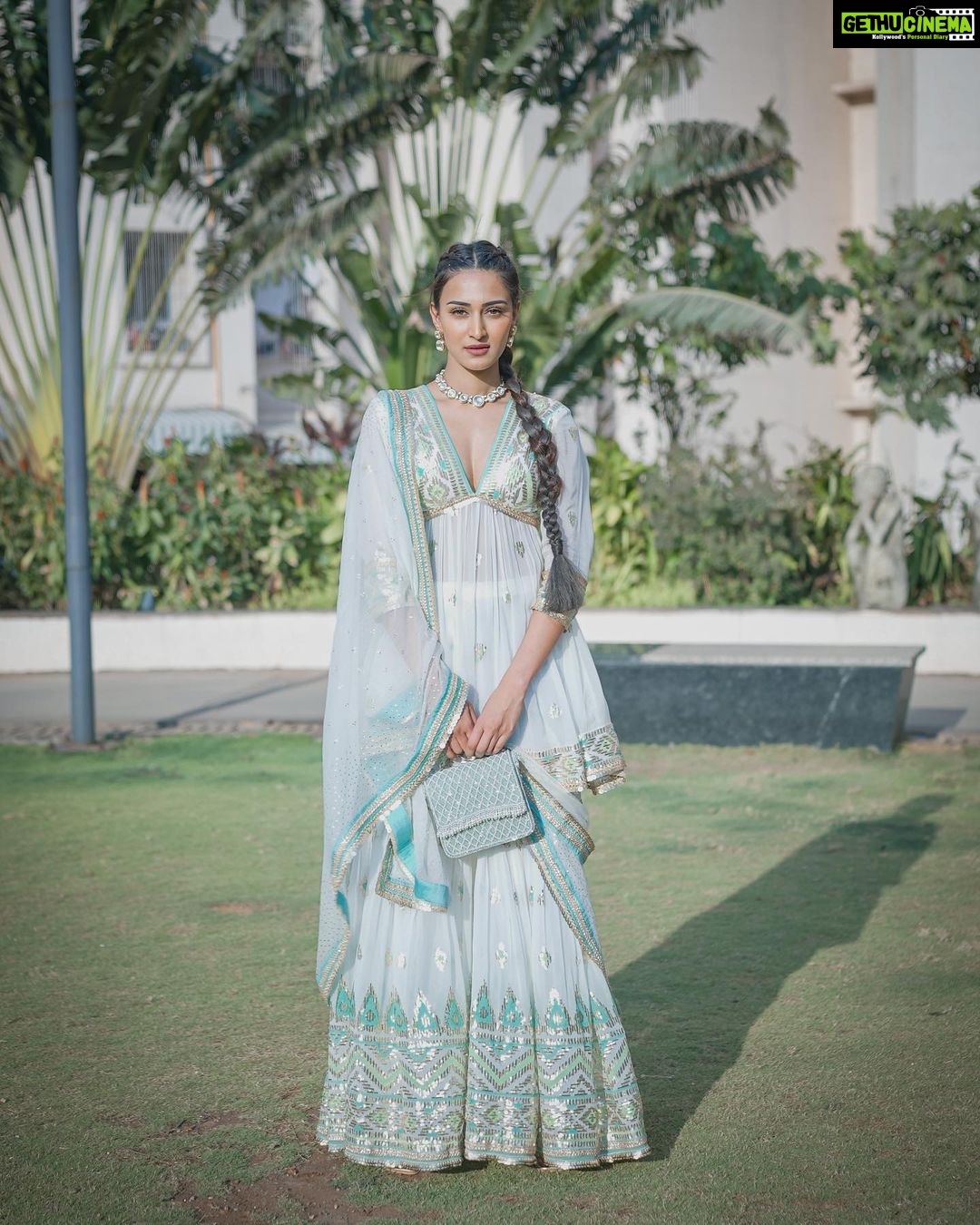 Erica Fernandes Instagram - Photo dump of my Eid look😁💕 Outfit by @gopivaiddesigns Jewellery @shillpapuriidesignerjewellery Bag @eena.official Hair @hair_by_rahulsharma Coordinated by @shrushti_216 📸 @akshay_navlakhe