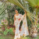 Erica Fernandes Instagram - Yards of grace Saree by by @khes.textiles Blouse by @suta_bombay Jewellery by @mortantra Bag by @themyrastore Footwear by @fleurfusion Co -ordinated by @shrushti_216