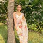 Erica Fernandes Instagram - Yards of grace Saree by by @khes.textiles Blouse by @suta_bombay Jewellery by @mortantra Bag by @themyrastore Footwear by @fleurfusion Co -ordinated by @shrushti_216