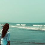 Esha Deol Instagram - Easy breezy 🤍 #thursdayvibes #beachvibes @popmercy
