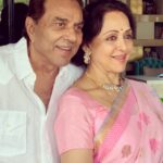 Esha Deol Instagram – Happy wedding anniversary papa & Mamma . Stay blessed ♥️🧿 
Love you 🙏🏼

@aapkadharam @dreamgirlhemamalini #happyweddinganniversary