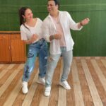 Esha Deol Instagram – With the OG himself @govinda_herono1 
What a pleasure to dance with you ♥️

#fangirl #fangirlmoment #herono1 #trendingreels #aapkeaajaanese #maisemeenasenasaakise #gratitude 🧿🙏🏼