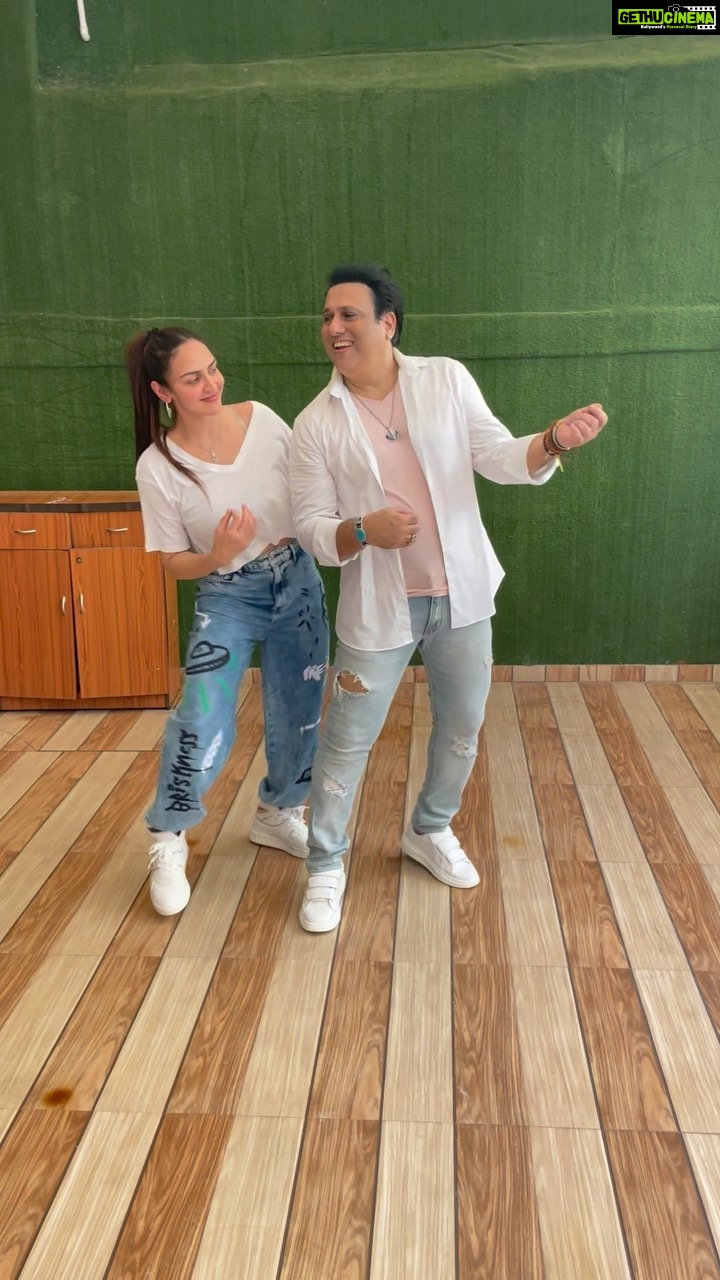 Esha Deol Instagram - With the OG himself @govinda_herono1 What a pleasure to dance with you ♥️ #fangirl #fangirlmoment #herono1 #trendingreels #aapkeaajaanese #maisemeenasenasaakise #gratitude 🧿🙏🏼