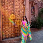 Eshanya Maheshwari Instagram - Main agar kahoon mujhsa haseen Kaynaat mein nai hai kahin…. ✨ Saree by @aachho 💖 #saree #photodump #lehriya #sareequeen #sareelove #esshanyamaheshwari #esshanya The Marugarh Resorts & SPA Jodhpur
