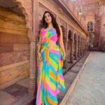 Eshanya Maheshwari Instagram - Main agar kahoon mujhsa haseen Kaynaat mein nai hai kahin…. ✨ Saree by @aachho 💖 #saree #photodump #lehriya #sareequeen #sareelove #esshanyamaheshwari #esshanya The Marugarh Resorts & SPA Jodhpur