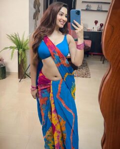 Eshanya Maheshwari Instagram - #mirrorselfieobsession 🙈😅💙

#saree #sareelove #mirriorselfie #esshanyamaheshwari #esshanya