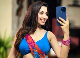 Eshanya Maheshwari Instagram - #mirrorselfieobsession 🙈😅💙 #saree #sareelove #mirriorselfie #esshanyamaheshwari #esshanya