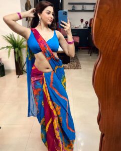 Eshanya Maheshwari Instagram - #mirrorselfieobsession 🙈😅💙

#saree #sareelove #mirriorselfie #esshanyamaheshwari #esshanya
