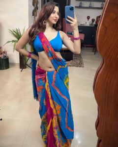 Eshanya Maheshwari Instagram - #mirrorselfieobsession 🙈😅💙

#saree #sareelove #mirriorselfie #esshanyamaheshwari #esshanya
