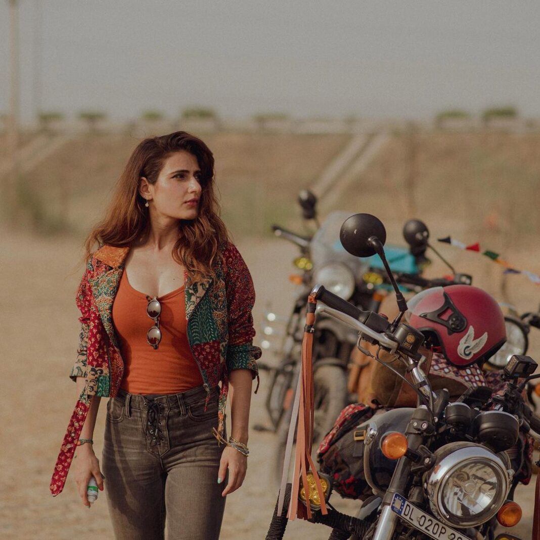 Fatima Sana Shaikh Instagram - गियर गिराओ और गायब हो जाओ …॥🏍💨 . . #Dhakdhakjourney #bikelife #Travel