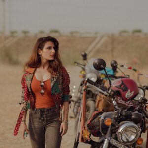 Fatima Sana Shaikh Instagram - गियर गिराओ और गायब हो जाओ …॥🏍💨 . . #Dhakdhakjourney #bikelife #Travel